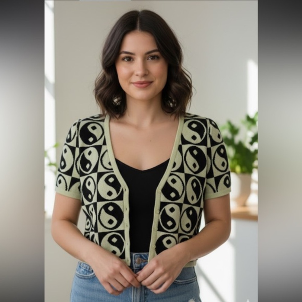 La Hearts Black and White Patterned Sweater